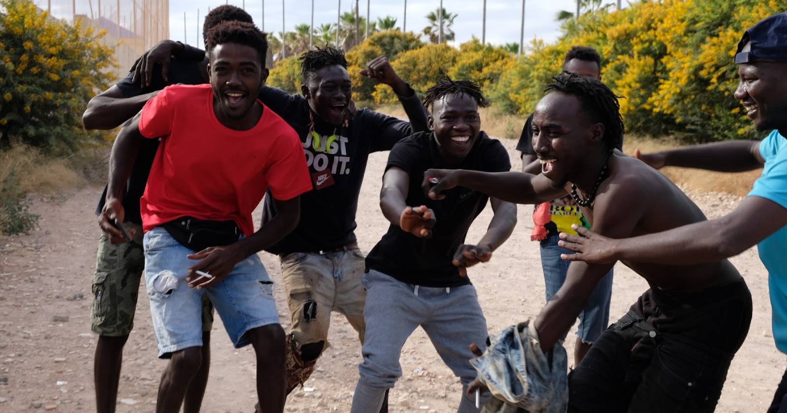 Migranti se radují ze skoku do Evropy