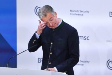 Plačící Christoph Heusgen. Zdroj: Profimedia