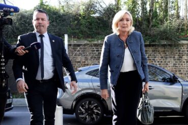 Marine Le Penová přichází k soudu