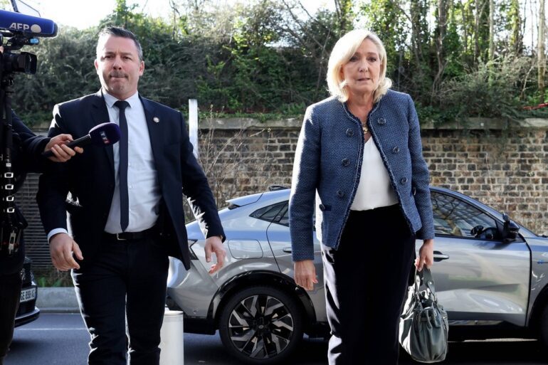 Marine Le Penová přichází k soudu