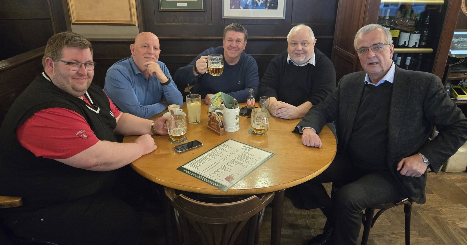 Zdeněk Šarapatka (druhý zleva) se svými přáteli na pivu