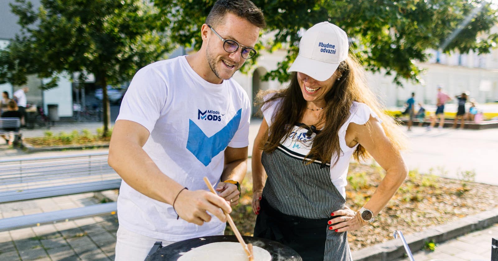 Michal Chládek připravuje palačinky s Evou Decroix