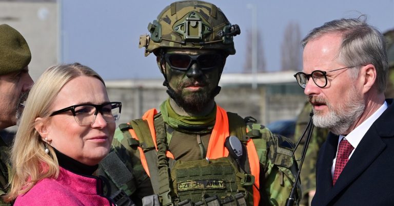 Ministryně obrany Jana Černochová a premiér Petr Fiala u žatecké 4. brigády rychlého nasazení