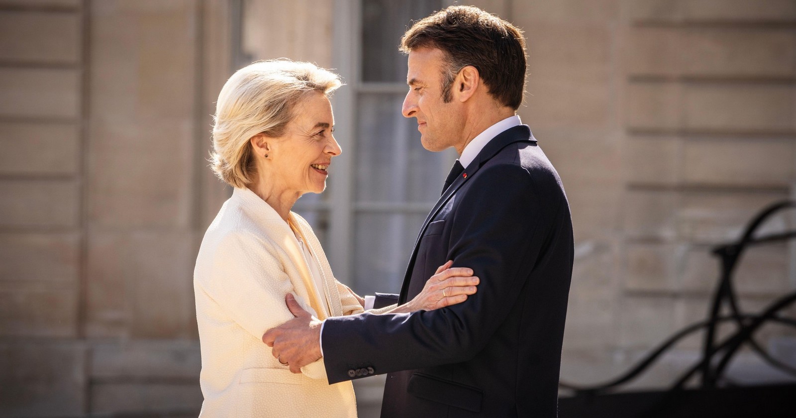 Předsedkyně Evropské komise Ursula von der Leyenová a francouzský prezident Emmanuel Macron