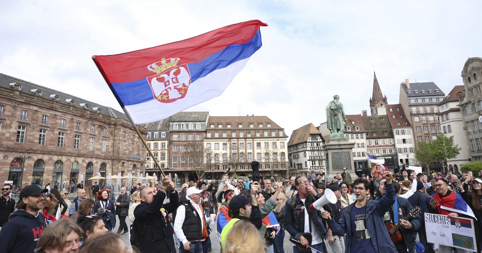 Demonstrace srbských studentů ve Štrasburku