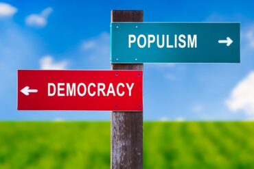 Demokracie vs. populismus - ilustrační foto