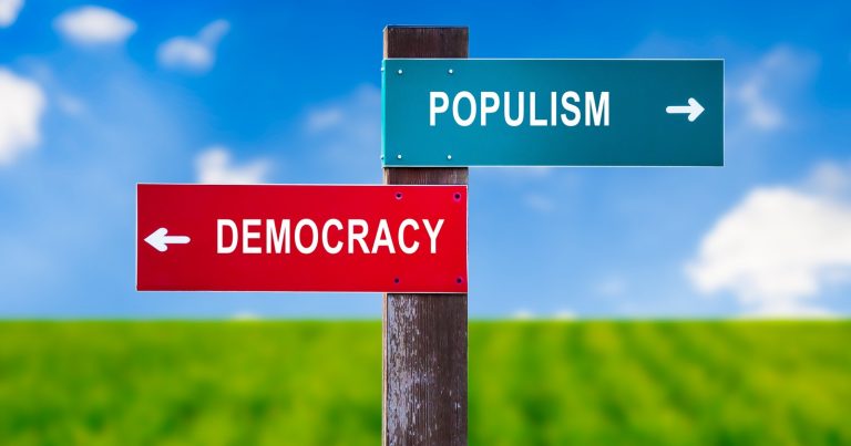 Demokracie vs. populismus - ilustrační foto