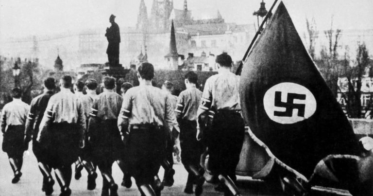 Nacisté pochodují přes Karlův most v Praze