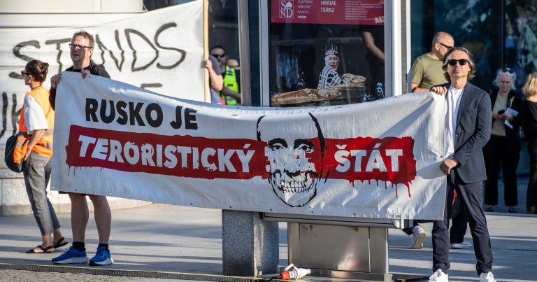 Protest před budovou Slovenského národního divadla