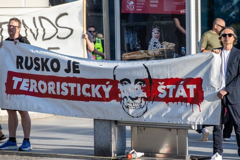 Protest před budovou Slovenského národního divadla