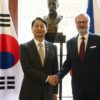 Korejský ministr obchodu, průmyslu a energetiky An Tuk-Kun a český premiér Petr Fiala