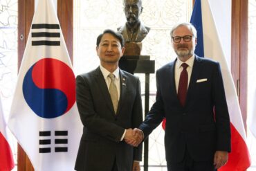 Korejský ministr obchodu, průmyslu a energetiky An Tuk-Kun a český premiér Petr Fiala