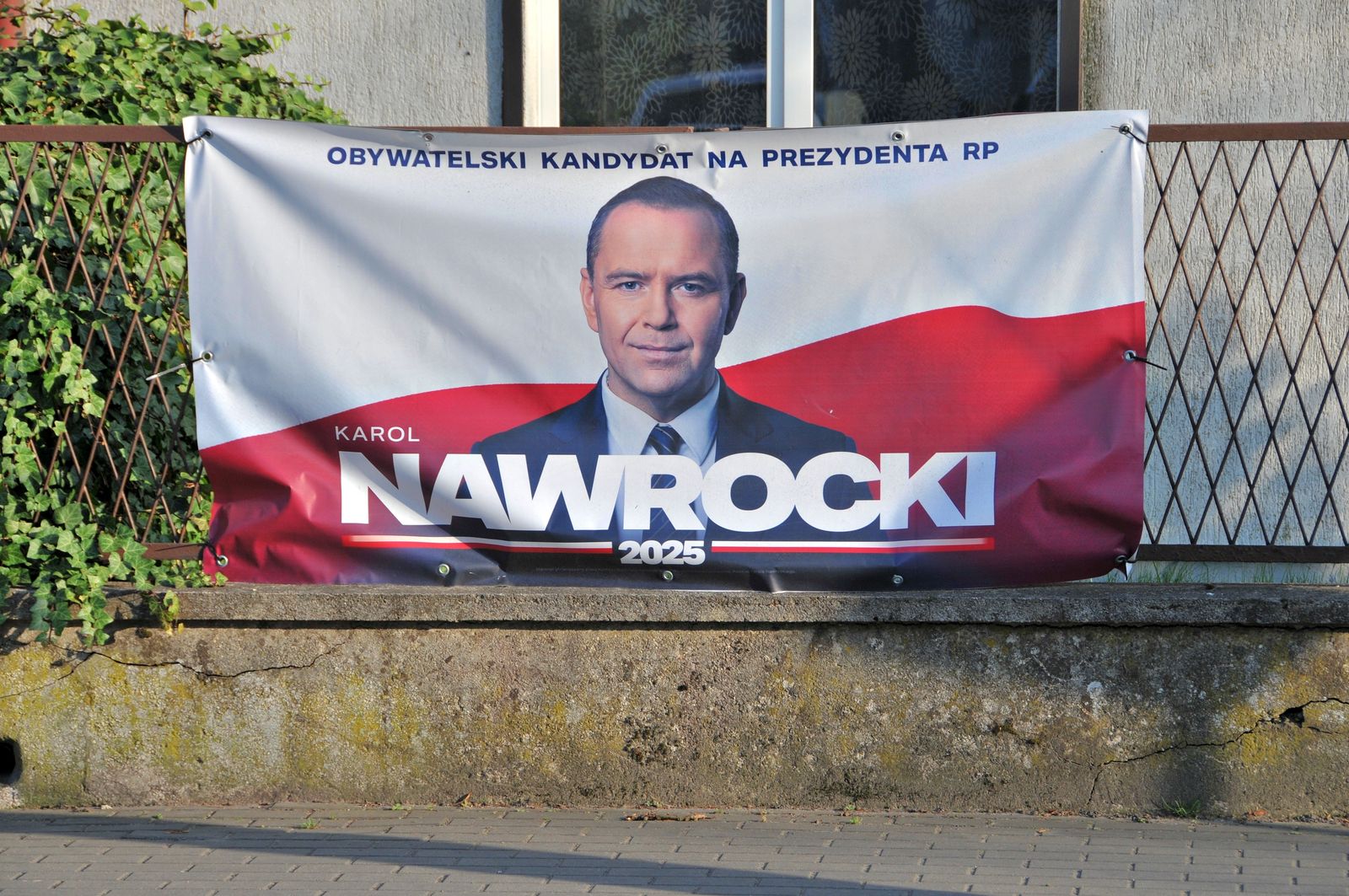 Polský prezident K. Nawrocki na předvolebním transparentu