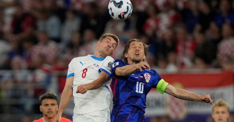 Michal Sadílek v souboji s Lukou Modričem