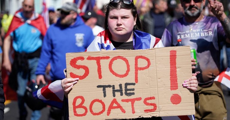 Demonstrace proti imigraci v britském Doveru