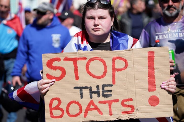 Demonstrace proti imigraci v britském Doveru