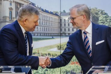 Slovenský premiér Robert Fico (vlevo) a jeho český protějšek Petr Fiala