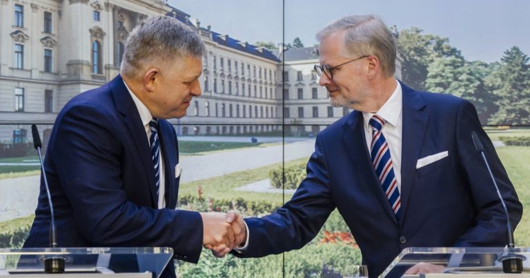 Slovenský premiér Robert Fico (vlevo) a jeho český protějšek Petr Fiala