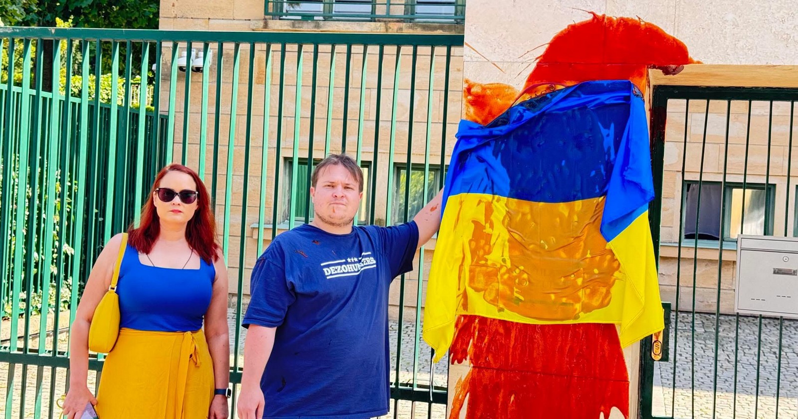 Že mu pšenka nepokvete, pochopil i Clodius. Pšenák zatím nikoliv... Vedle něho Oldřiška Blujová, další známá tvář Oganesjanova gangu