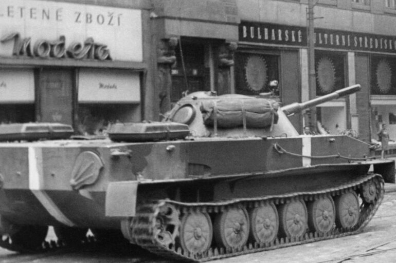 Srpen 1968 v Praze - tank v ulici Na příkopě