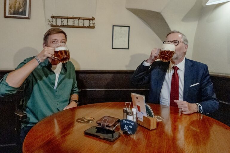 Vít Rakušan a Petr Fiala spolu na pivu