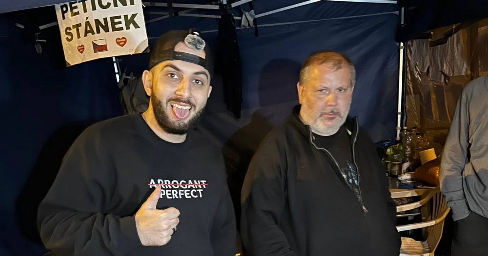 Oganesjan šikanuje lidi od petičního stánku