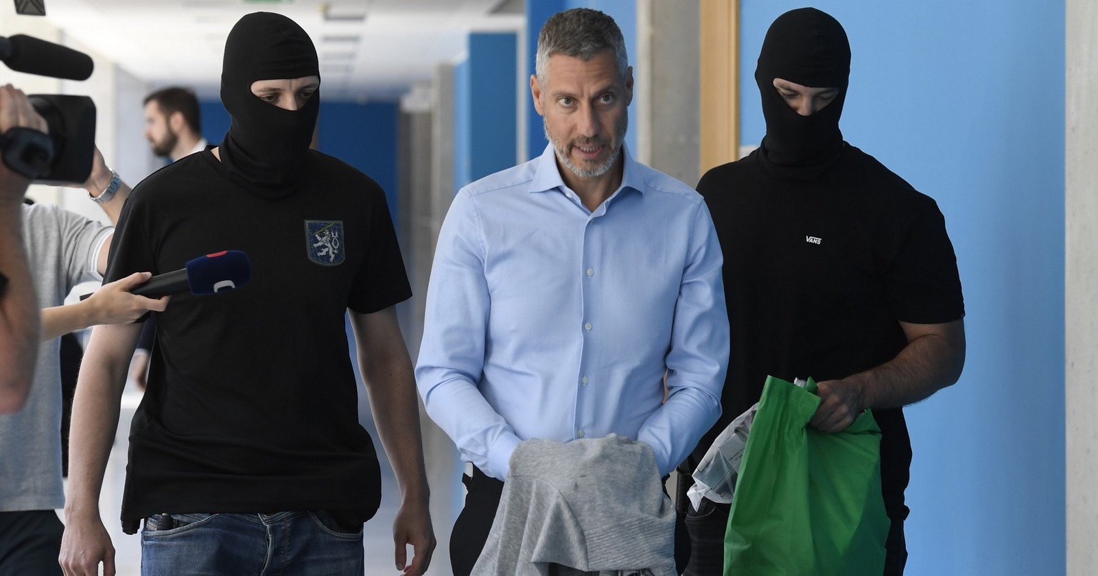 Policisté odvádějí lobbistu Michala Redla