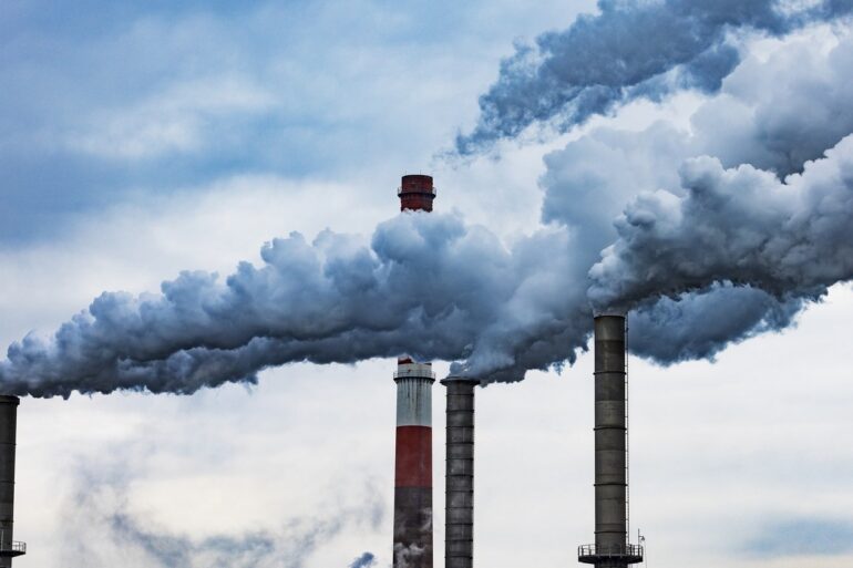 Kouřící komíny - ilustrační foto