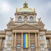 Ukrajinská vlajka na budově českého Národního muzea