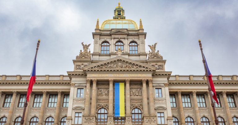 Ukrajinská vlajka na budově českého Národního muzea
