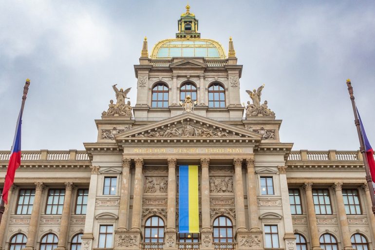 Ukrajinská vlajka na budově českého Národního muzea
