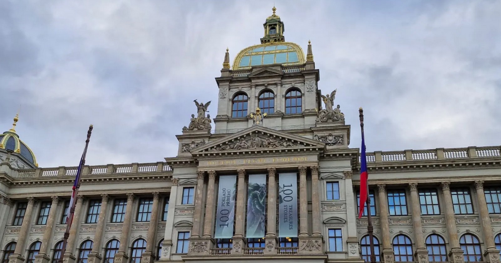 Budova Národního muzea bez ukrajinské vlajky - nesluší jí to více?
