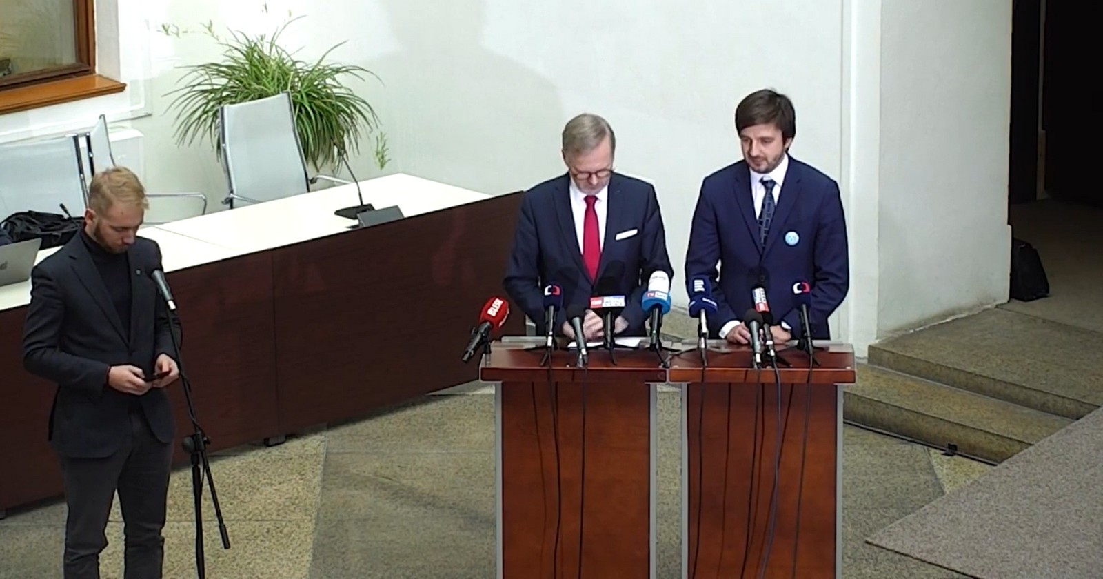 Premiér Fiala s Janem Přádou na společné tiskové konferenci