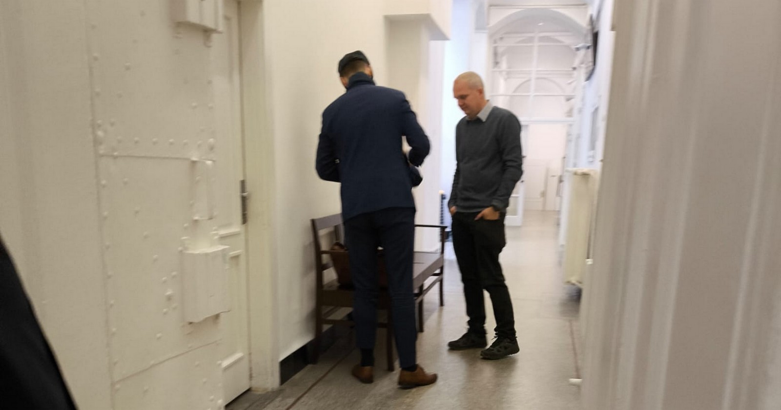 Jan Cemper na chodbě soudní budovy