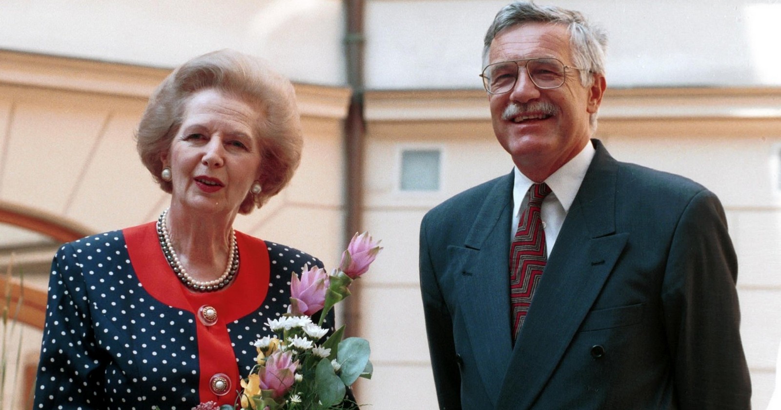 Bývalá premiérka Velké Británie Margaret Thatcherová a premiér ČR Václav Klaus během setkání v Praze v roce 1994