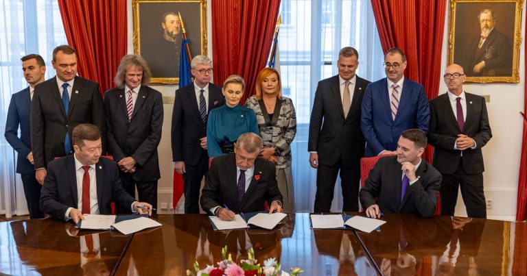 Podpis koaliční smlouvy mezi ANO, SPD a Motoristy sobě