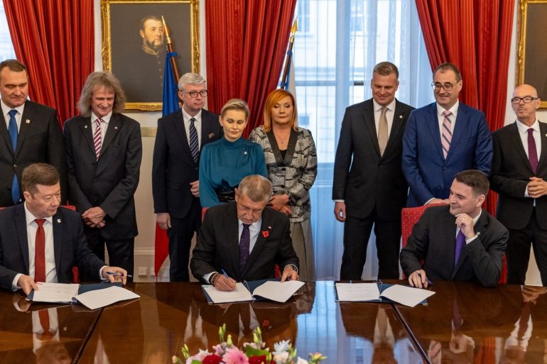 Podpis koaliční smlouvy mezi ANO, SPD a Motoristy sobě